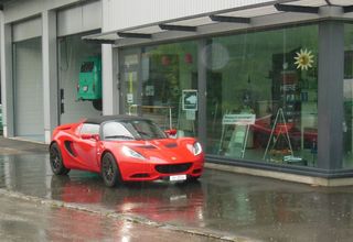 voiture-1-devant-vitrine.jpg